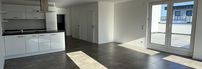 Großzügiges Penthouse mit XXL Dachterrasse & Einbauküche – Wohnzimmer / Küche
