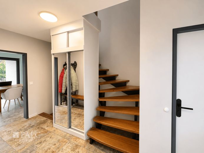 Modernisiertes Wohnhaus mit Einliegerwohnung, Smart Home, PV-Anlage und Feldrandlage – Treppenaufgang Haupthaus