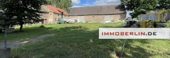 IMMOBERLIN.DE - Konut inşaatı için geniş imarlı arsa + ticari kullanımlar için ahırlar