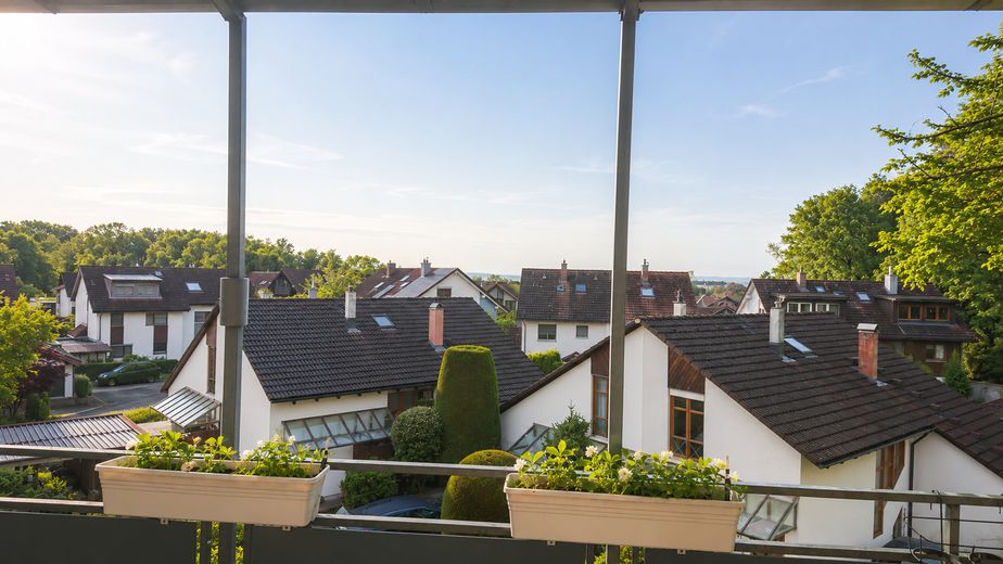 Lichte 3-kamerwoning met twee balkons, uitzicht op het meer en panorama op de Alpen – Aussicht großer Balkon