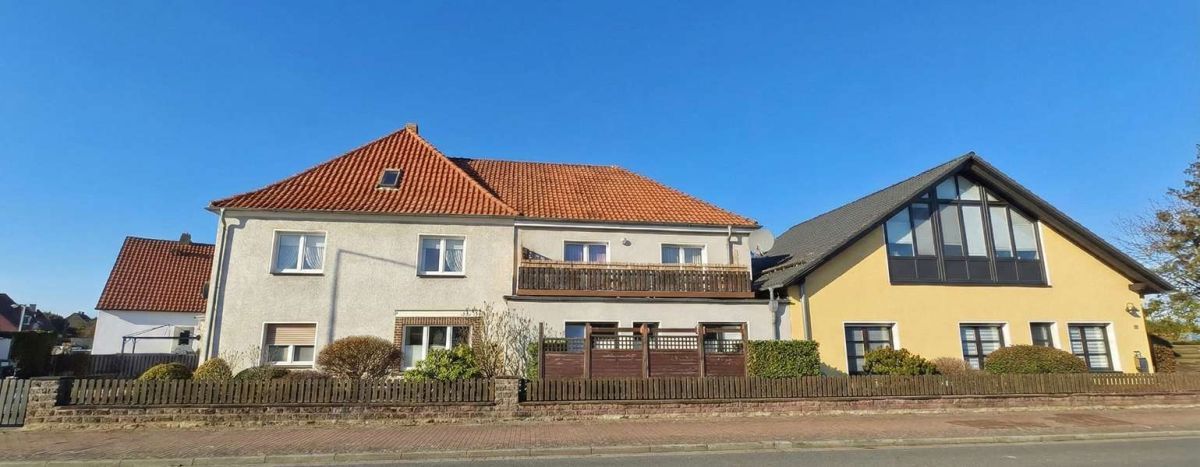 Uetze - Renditeimmobilie - 4-Familienhaus + Doppelhaushälfte + 3 Garagen – 2 Häuser - 5 Wohneinheiten
