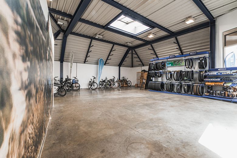 Representatieve bedrijfslocatie met showroom, productie, werkplaats en opslaghal te huur – Lager/Werstatt