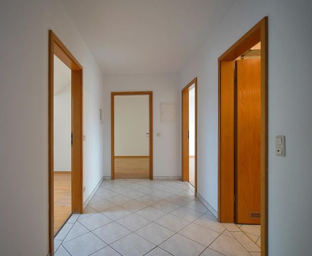 3 Zimmer Dachgeschosswohnung mit Sonnenterrasse und Balkon – Flur
