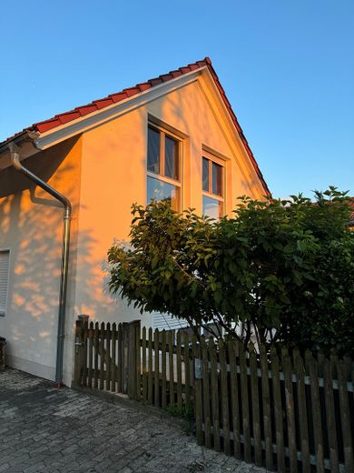 Pełen światła, starannie utrzymany dom jednorodzinny – Blick auf das Haus