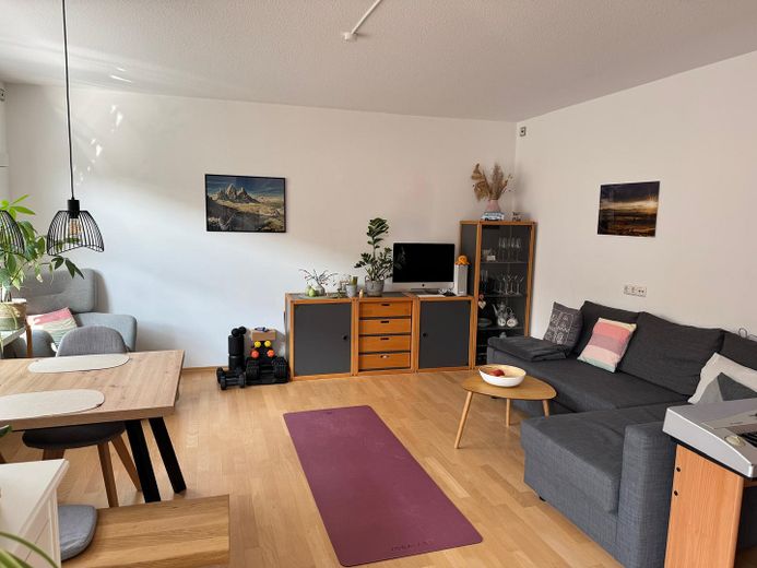 Helle und moderne 2-Zimmer-Eigentumswohnung direkt am Stadtpark – Wohnzimmer