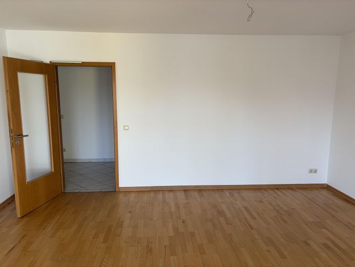 3 Zimmer Dachgeschosswohnung mit Sonnenterrasse und Balkon – Wohnzimmer 