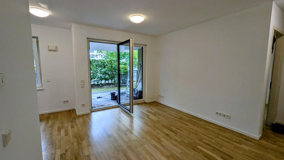 Moderne 2-Zimmer-Gartenwohnung in Rheinnähe – Barrierefreies Wohnen in Köln-Bayenthal – Wohnzimmer Blick zum Garten