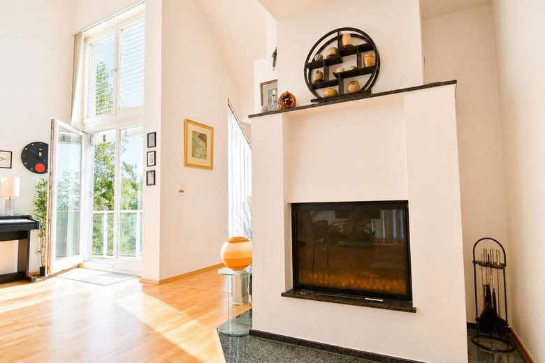 Elegante 3 - 4 Zi Maisonette mit Galerie mitten in Königstein – Kamin Blickrichtung Balkon