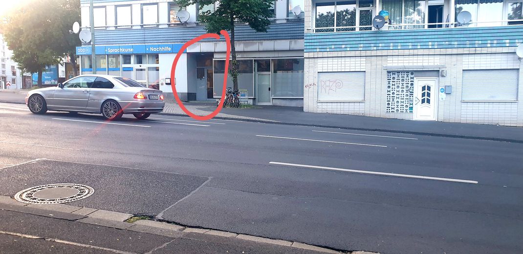 1 Zimmer mit Ladenfenster zum Hinterhof & WC in Kassel Miete oder Mietkauf ab €200 + €222 NK – Haustür Vordereingang