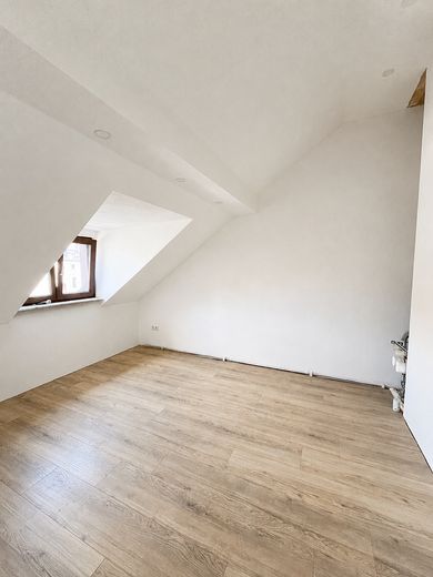 Provisionsfrei: Möblierte WG-Wohnung in Nürnberg-Südstadt | 6,0 % Rendite | Erstbezug – Schlafen 3