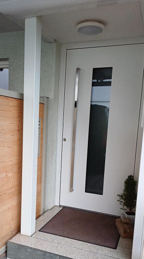 Casa a schiera centrale di alta qualità con 6,5 locali, impianto fotovoltaico e molti dettagli speciali – Haustür
