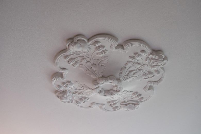 Bellissimo appartamento d'epoca in Ulmenstraße presso Stadtpark - da privato – Stuckrosette im Schlafzimmer