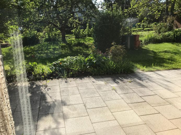 Terrassenblick durch Fenster