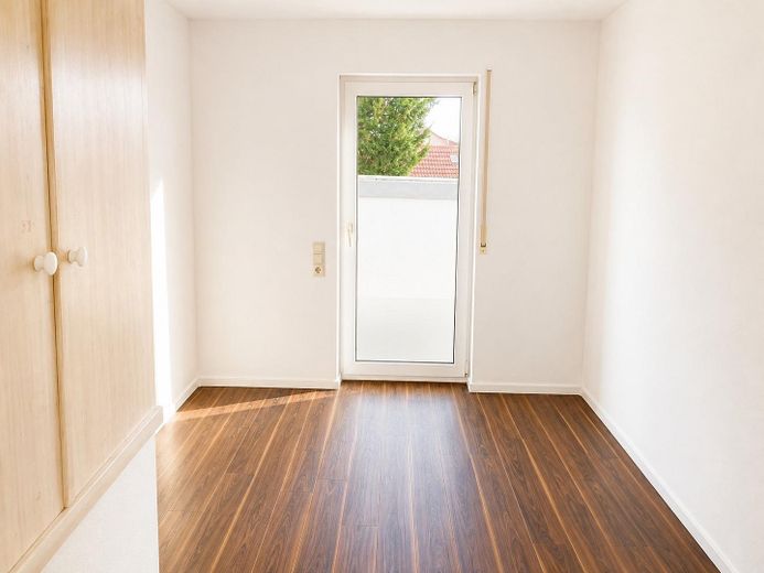 Renovierte 3,5-Zimmer Maisonette-Wohnung mit eigenem Garten! – Zugang zum Balkon