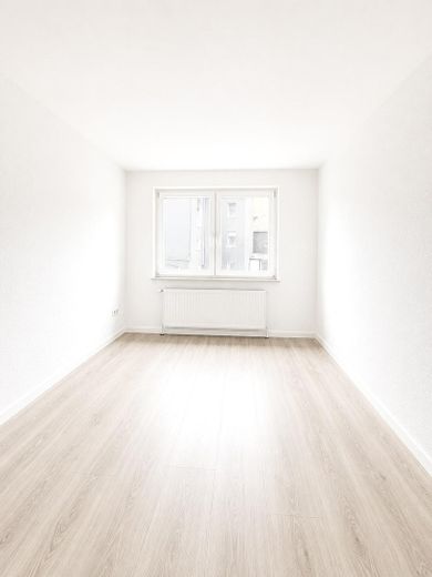Modernized 3.5-room apartment with balcony and underfloor heating – Schlafzimmer 