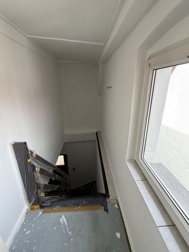 3-pokojowe mieszkanie w oficynie, ciche, w centrum, z 2 tarasami – Treppe zum OG