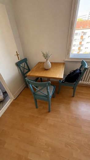 Leerstehende möblierte Wohnung nahe Innsbrucker Platz - direkt einziehen! – Sitzgruppe Wohnzimmer