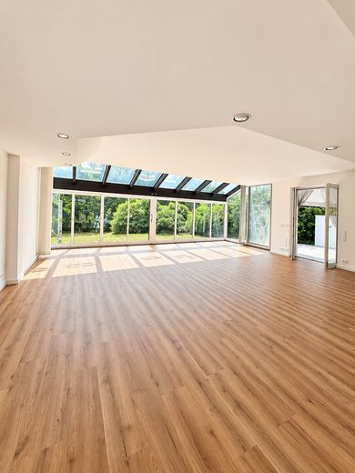 Spacious garden apartment with an exceptional living area, terrace, and direct views of greenery – Wohnbereich mit Wintergarten