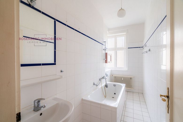 *bezugsfrei* Denkmalgeschützte 3-Zimmer-Wohnung mit Balkon an der Karl-Marx-Allee – Immobilie in Berlin zu verkaufen_3-Raum_Badezimmer