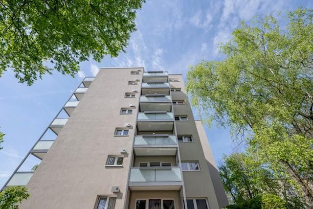 Energetisch saniert - 2-Zimmer-Whg. mit großem Balkon / Umbau in 3-Zimmer-Whg. möglich – Energetisch saniertes Haus