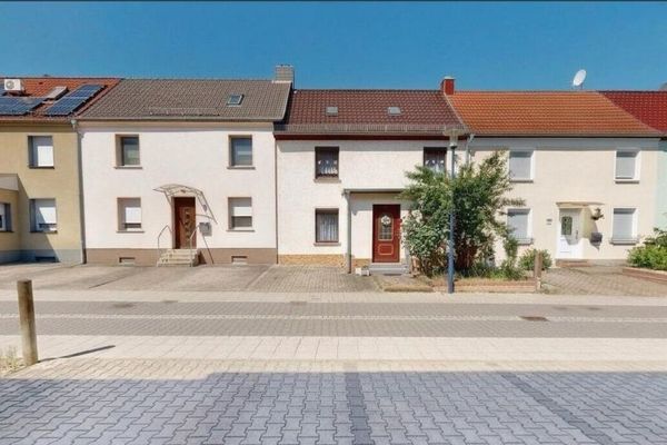 SANS COMMISSION : maison mitoyenne à Leuna avec jardin et potentiel de modernisation