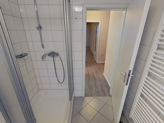 TRASFERITEVI SUBITO E RISPARMIATE: moderno appartamento di 3 locali con bagno con luce naturale e ampio BALCONE – Ansicht II: Badezimmer