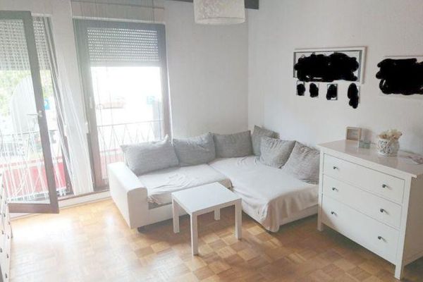 Muy bonito y luminoso apartamento de 2 habitaciones con cocina equipada (horno) y plaza de aparcamiento en Karlsruhe