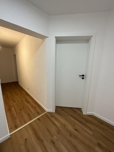 **SPRZEDAŻ PRYWATNA dom bliźniaczy / PIERWSZE ZASIEDLENIE po CAŁKOWITEJ RENOWACJI / nowa KUCHNIA NOBILIA / spokojna DZIELNICA MIESZKALNA** – Flur (OG)