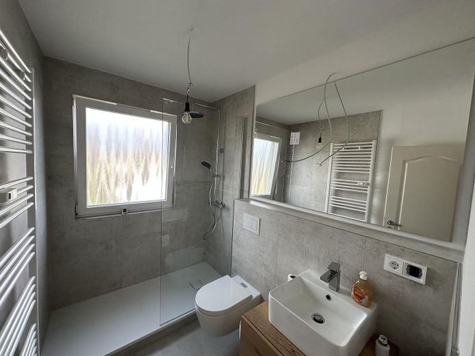 Exclusively modernized 3-room apartment with south-facing balcony, new bathroom & fitted kitchen – Foto 2