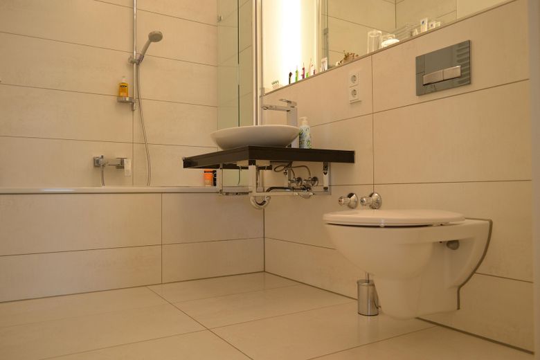Beautiful 3-room apartment with a park view and plenty of sunlight in Riedberg, Frankfurt am Main – Badezimmer