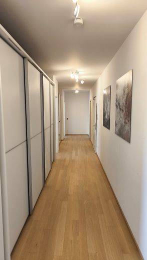 Großzügige 3 Zimmer Wohnung zentral Wiesbaden / 2 Bäder + Tiefgaragenstellplatz / Wilhelms IX – Flur