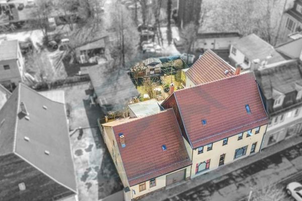 Sogno per famiglie in centro! Casa di città a Saalfeld con giardino, garage e potenziale di ampliamento