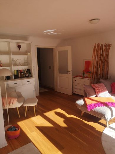 3-Zi-Whg in Seniorenwohnanlage Hanstedt – Wohnzimmer mit Blick zum Flur