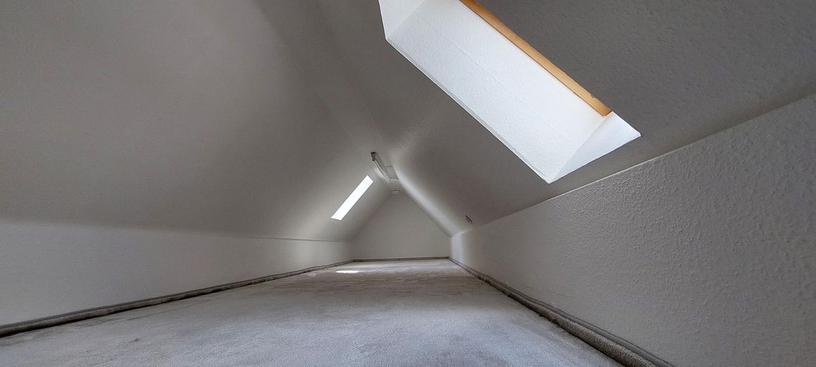 Bellissimo appartamento luminoso mansardato con finiture di pregio – Dachboden Ausgebaut