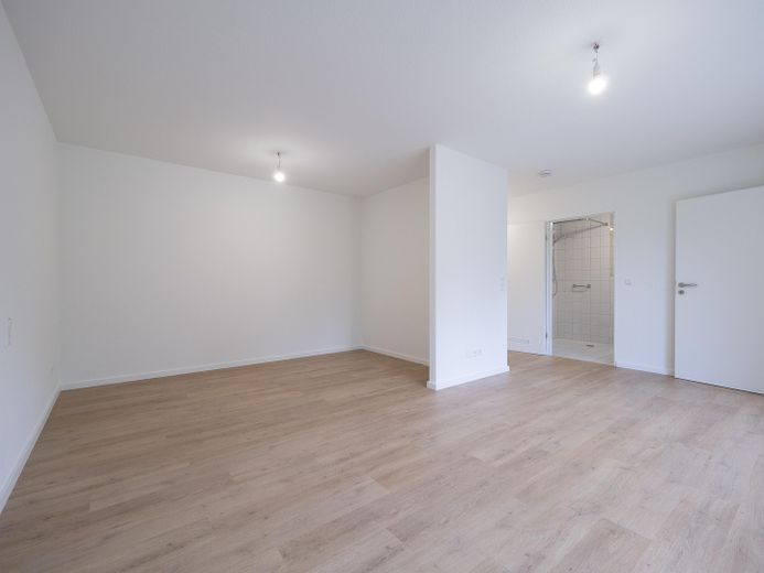 Helle 1,5-Zimmer-Wohnung in der Seniorenwohnanlage Papiergässle im Herzen von Waldkirch – Wohn- und Schlafbereich