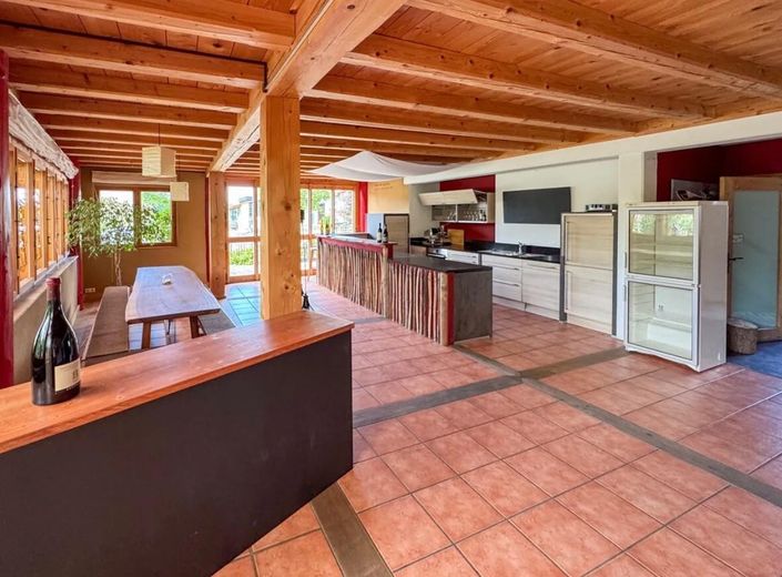 Große Küche mit Ausschank