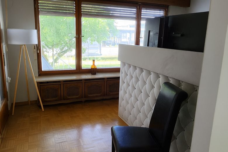 Großes Einfamilienhaus mit Einliegerbereich – ideal für Wohnen, Praxis oder Homeoffice – Schlafzimmer mit Gartenblick