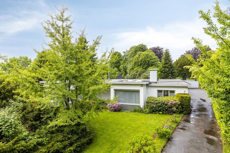 ***** Haus sucht glücklichen Bewohner, Großzügiges Domizil mit vielen Extras ***** – Außenansicht
