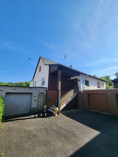 Idar-Oberstein Stadteil - viel viel Haus fürs Geld..und jede Menge Grün drum rum – HB1 Ansicht Zufahrt-Hof