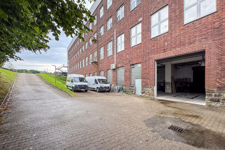 ALMACÉN – 460 m² – TRANSITABLE – ¡IDEAL PARA EMPRESAS ARTESANALES! – PLAZA OPCIONAL – SERVICIO DE SEGURIDAD – Einfahrt zur Lagerfläche - Au