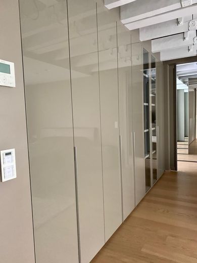 Designer Maisonette-Wohnung nähe Zoopark mit Blick ins Grüne, Fussbodenheizung, Kamin, Terrasse – Garderobe im Flur