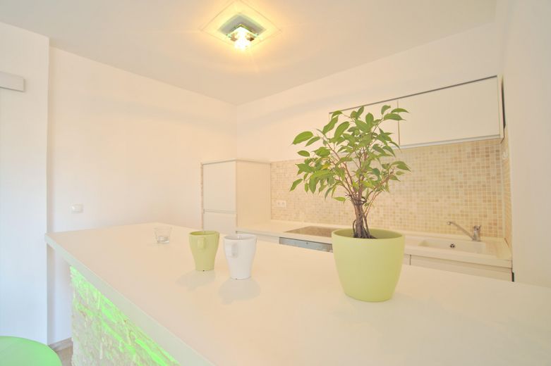 Lichtdoorstroomd appartement met keuken en balkon – Foto 15