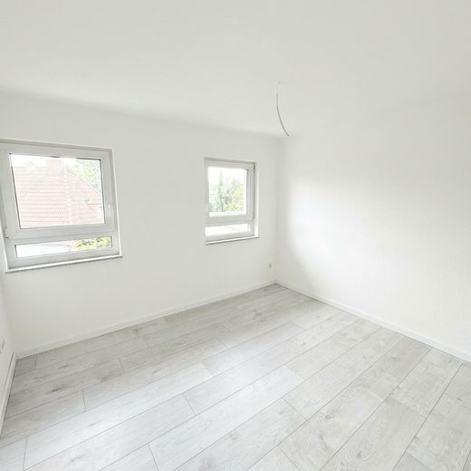 Stylishly renovated 2.5-room apartment on the upper floor – other apartments available | KfW-55-EE – Schlafzimmer