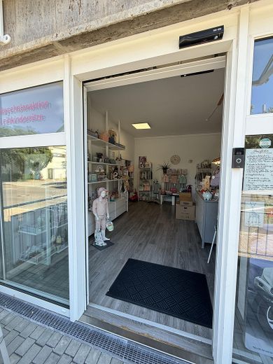 150 m² | 1.990 € netto | Praxis, Büro oder Laden | Klimatisiert | Barrierefrei | 3 Stellplätze – Eingangsbereich