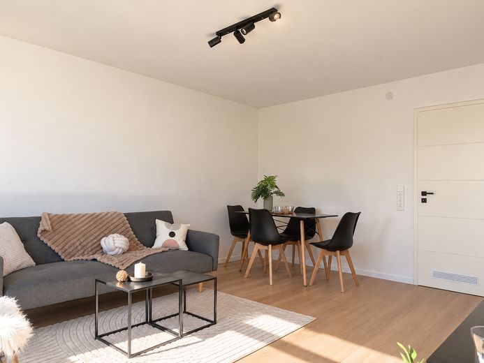 Świeżo zmodernizowane mieszkanie 3-pokojowe z balkonem – pierwsze zasiedlenie i bez prowizji – Wohnzimmer