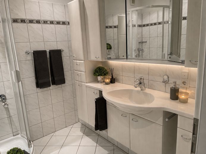 Sanierte 3-Zimmer-Eigentumswohnung mit Balkon in Bielefeld-Schildesche – Duschbad mit WC