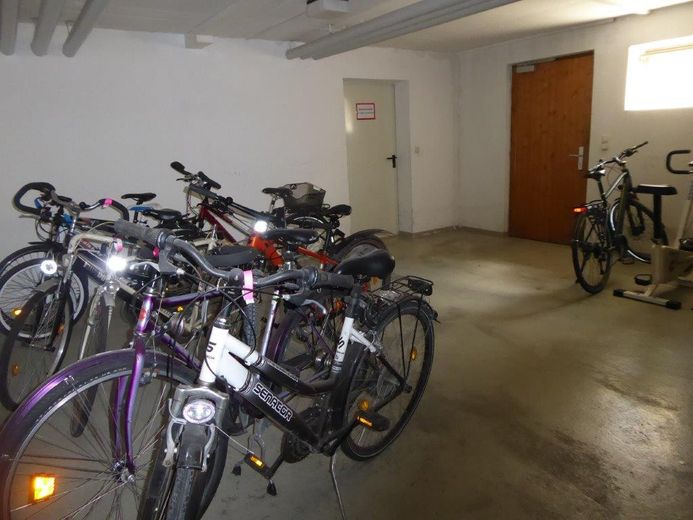 von Privat: Sehr gepfl. Appartement in begehrter Lage Schloßstrasse! Kapitalanleger o. Selbstbezug! – Fahrradkeller A