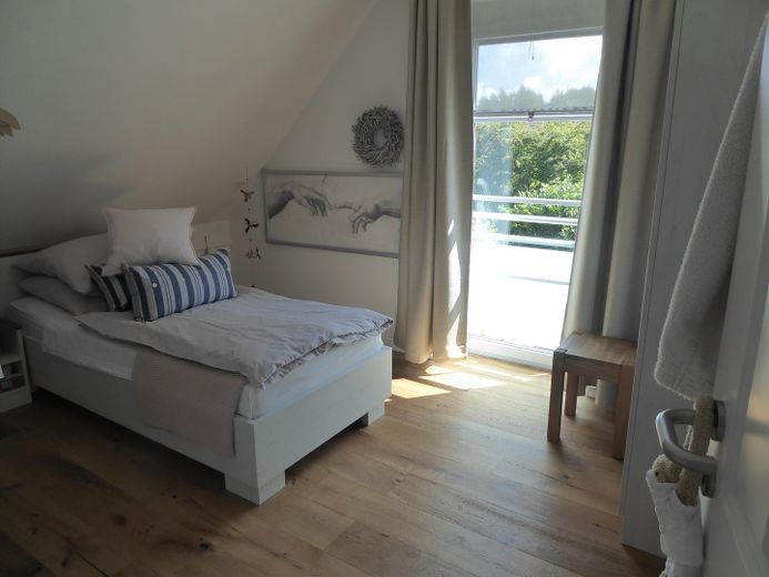 VON PRIVAT - STIL & CHARME! - Photovoltaik, Raumwunder, Garten, Gartenhaus... – Kleines Zimmer, Parkettboden