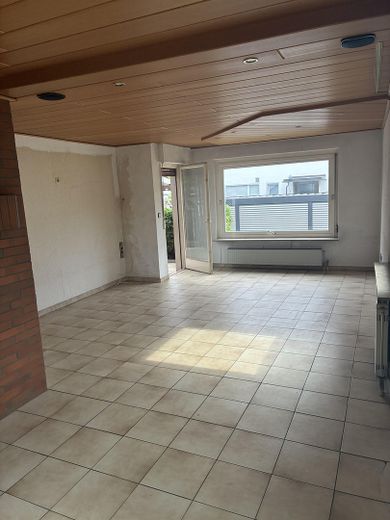Wolnostojący dom dwurodzinny z potencjałem i dużym ogrodem, 170 m² – Geräumiges Wohnzimmer