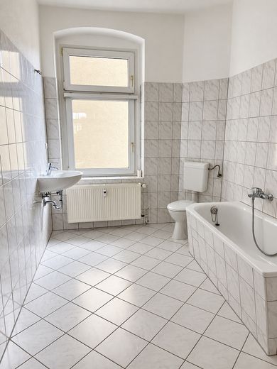 Helle 2-Zimmer-Wohnung mit separater Küche und Tageslichtbad – Bad